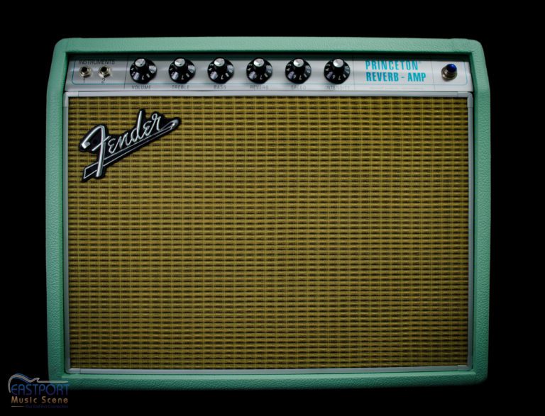 A green and white fender amplifier with the word " fender " on it.